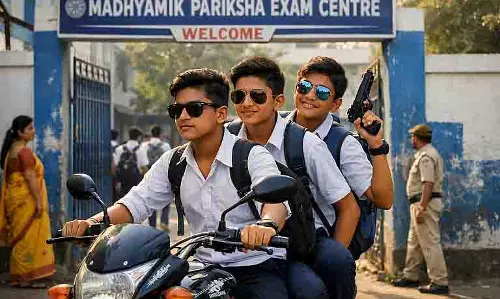 Burdwan माध्यमिक उम्मीदवारों ने हंगामा किया, बाइक पर बंदूकें लहराईं