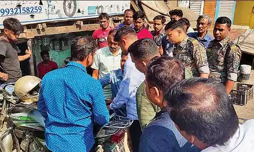 Motorbike Repair चोरी में बदल गया: पैसे, कीमती सामान गायब Motorbike Repair चोरी में बदल गया: पैसे, कीमती सामान गायब