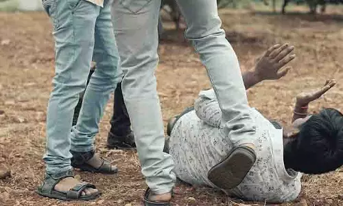 Shalboni ने घर जाने से मना करने पर गांव के डॉक्टर की पिटाई का आरोप लगाया