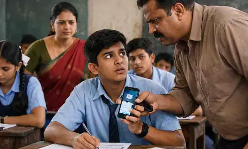 माध्यमिक परीक्षार्थी AI App से नकल करते हुए पकड़ा गया