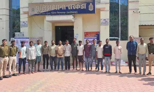 CG: पुलिस की बड़ी कार्रवाई, एक रात में 126 वारंटी और 11 फरार आरोपी गिरफ्तार CG: पुलिस की बड़ी कार्रवाई, एक रात में 126 वारंटी और 11 फरार आरोपी गिरफ्तार