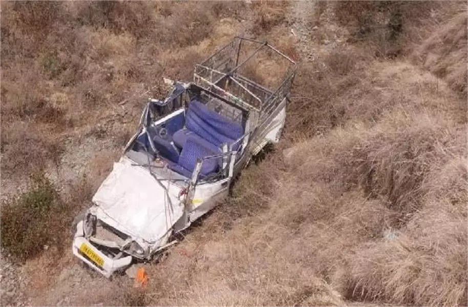 Dehradun Accident: यात्रियों से भरी गाड़ी खाई में गिरी,मची अफरा-तफरी Dehradun Accident: यात्रियों से भरी गाड़ी खाई में गिरी,मची अफरा-तफरी