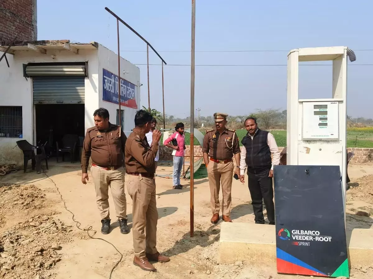 फर्जी पेट्रोल पंप सील, गाड़ियां खराब होने की शिकायत पर गोलमाल का हुआ उजागर फर्जी पेट्रोल पंप सील, गाड़ियां खराब होने की शिकायत पर गोलमाल का हुआ उजागर