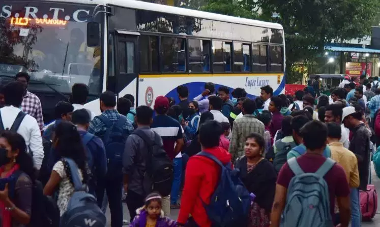 Hyderabad के लोग वोट देने के लिए अपने मूल स्थानों की ओर रवाना हुए Hyderabad के लोग वोट देने के लिए अपने मूल स्थानों की ओर रवाना हुए