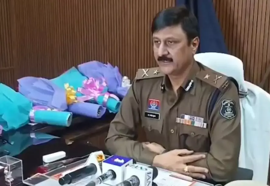 कोतवाली थाने के एसआई पर रायपुर पुलिस कमिश्नर ने की कार्रवाई, लाईन अटैच कोतवाली थाने के एसआई पर रायपुर पुलिस कमिश्नर ने की कार्रवाई, लाईन अटैच