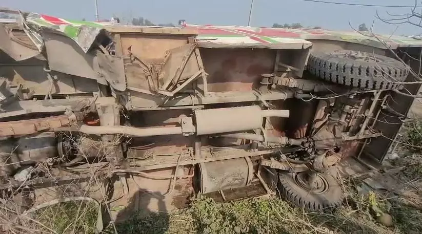 Jammu-Kashmir:Overtake करते पलटी यात्रियों से भरी बस, मची चीख-पुकार Jammu-Kashmir:Overtake करते पलटी यात्रियों से भरी बस, मची चीख-पुकार