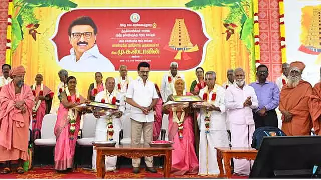 CM स्टालिन ने 70 साल की उम्र पूरी करने वाले 500 बुज़ुर्ग जोड़ों को सम्मानित किया CM स्टालिन ने 70 साल की उम्र पूरी करने वाले 500 बुज़ुर्ग जोड़ों को सम्मानित किया