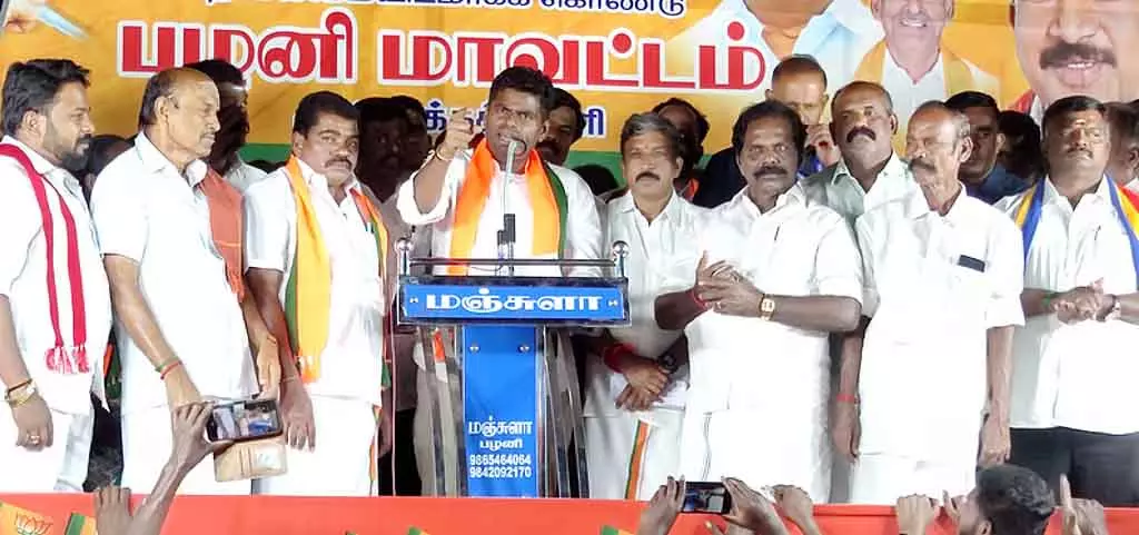 पलानी को अलग ज़िला घोषित करने की मांग को लेकर विरोध प्रदर्शन: Annamalai ने हिस्सा लिया पलानी को अलग ज़िला घोषित करने की मांग को लेकर विरोध प्रदर्शन: Annamalai ने हिस्सा लिया