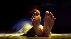 Varanasi: होटल में ठहरे भाई-बहन की बेड पर लाश मिलने से सनसनी Varanasi: होटल में ठहरे भाई-बहन की बेड पर लाश मिलने से सनसनी