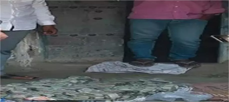 Bihar: शराब तस्कर के घर छापेमारी में कैश मिलने से हड़कंप Bihar: शराब तस्कर के घर छापेमारी में कैश मिलने से हड़कंप