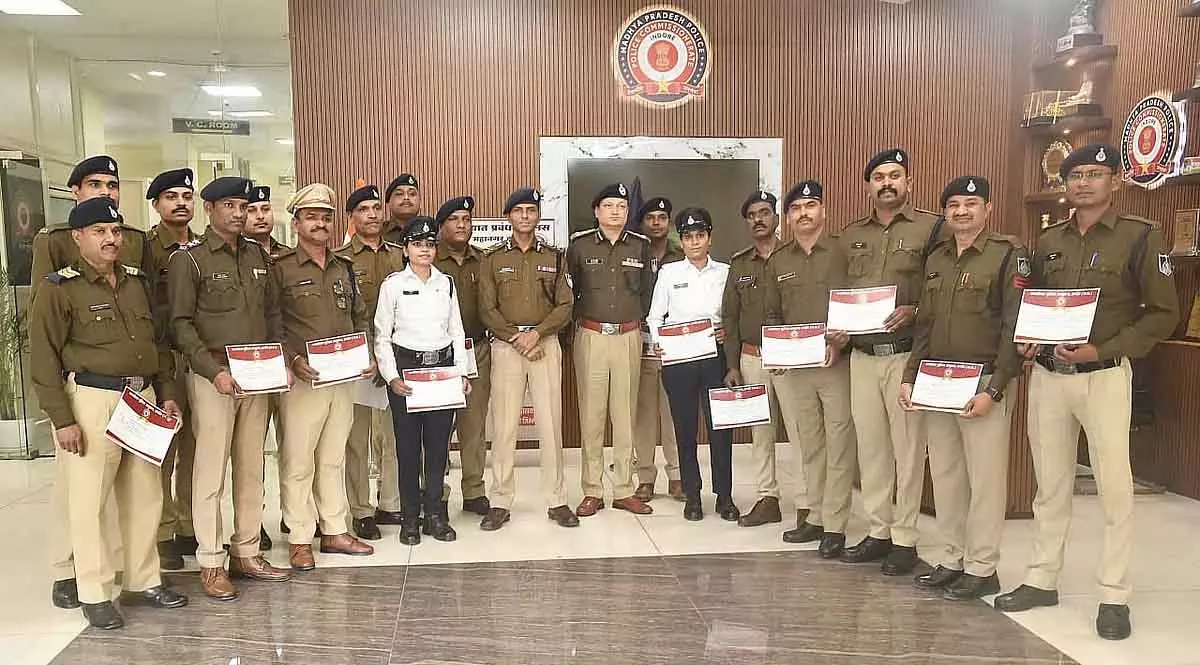 Indore : बेहतरीन सेवा के लिए 19 पुलिस कर्मियों को सम्मानित किया गया Indore : बेहतरीन सेवा के लिए 19 पुलिस कर्मियों को सम्मानित किया गया