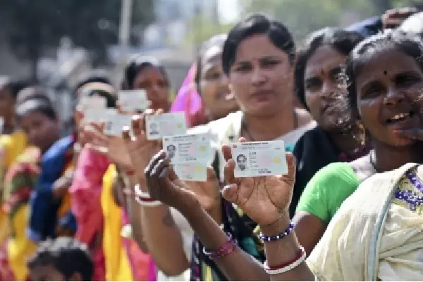 Bangladesh में वोटर देंगे दो वोट: संसद और जुलाई चार्टर के लिए Bangladesh में वोटर देंगे दो वोट: संसद और जुलाई चार्टर के लिए
