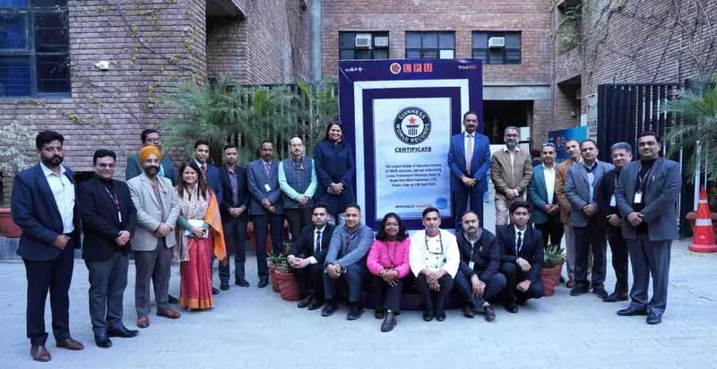 10,829 मैकरॉन के साथ, LPU ने नया गिनीज़ वर्ल्ड रिकॉर्ड बनाया 10,829 मैकरॉन के साथ, LPU ने नया गिनीज़ वर्ल्ड रिकॉर्ड बनाया