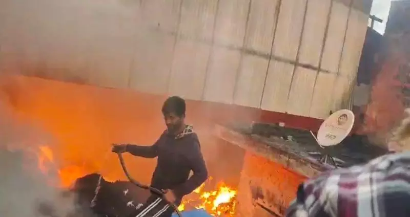 Panipat के शक्ति नगर में वेस्ट क्लॉथ गोदाम में भीषण आग लगी Panipat के शक्ति नगर में वेस्ट क्लॉथ गोदाम में भीषण आग लगी
