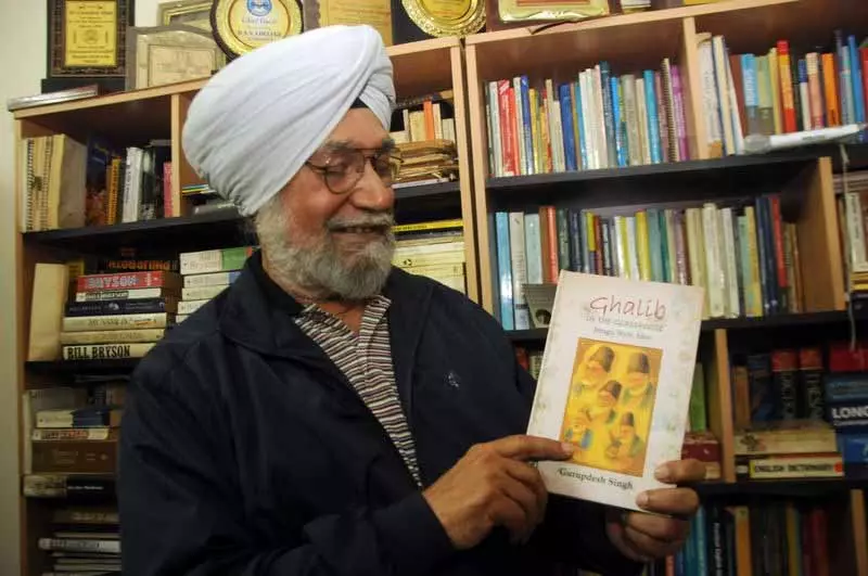 GNDU के पूर्व इंग्लिश प्रोफेसर ने नई पीढ़ी के पाठकों के लिए ग़ालिब को डिकोड किया GNDU के पूर्व इंग्लिश प्रोफेसर ने नई पीढ़ी के पाठकों के लिए ग़ालिब को डिकोड किया
