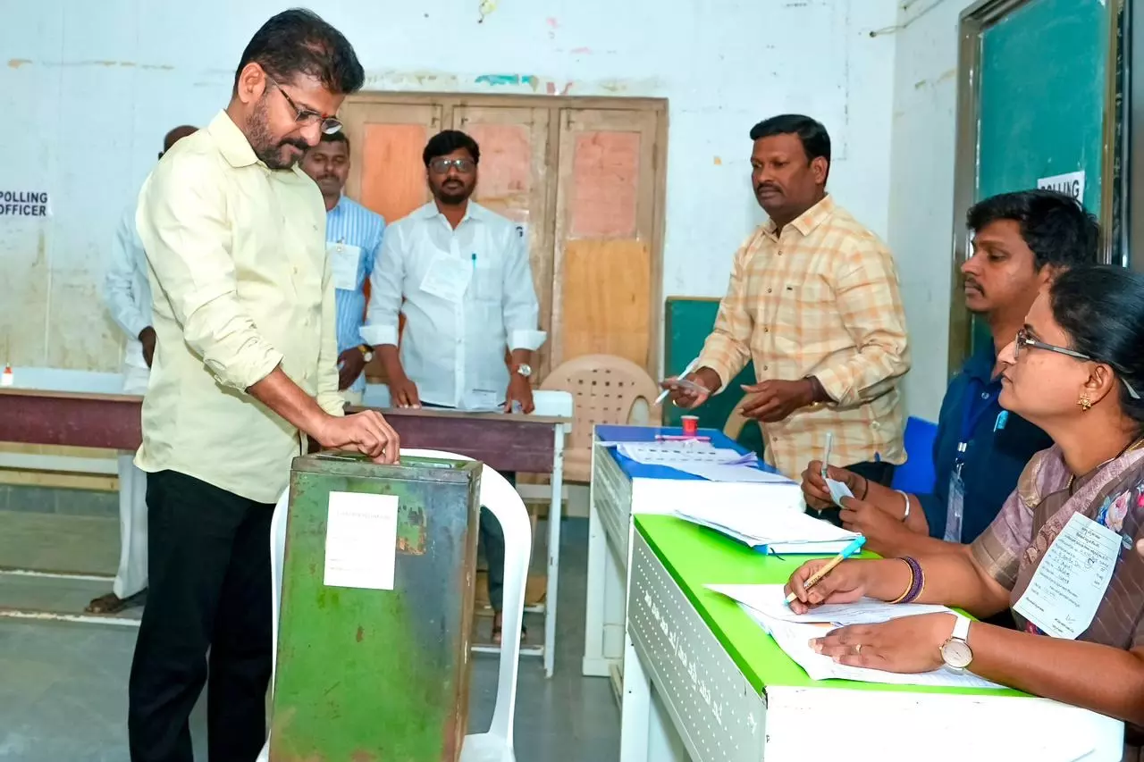 Telangana नगर निगम चुनाव: सीएम रेवंत रेड्डी और डिप्टी सीएम ने वोट डाला Telangana नगर निगम चुनाव: सीएम रेवंत रेड्डी और डिप्टी सीएम ने वोट डाला