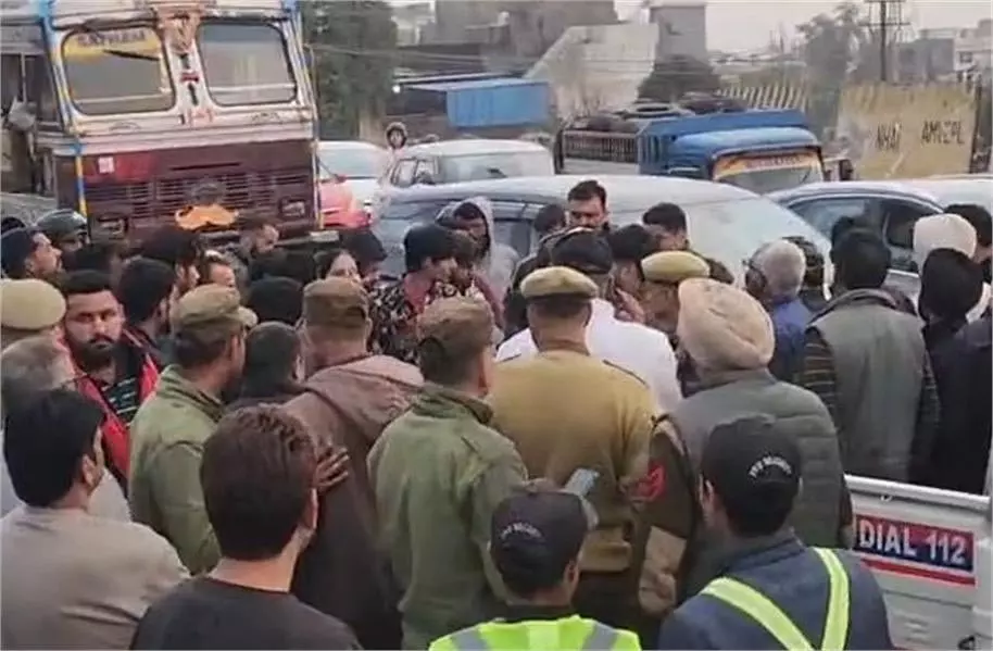Jammu Kashmier: गौ क्रूरता के खिलाफ सड़कों पर उतरे युवा Jammu Kashmier: गौ क्रूरता के खिलाफ सड़कों पर उतरे युवा