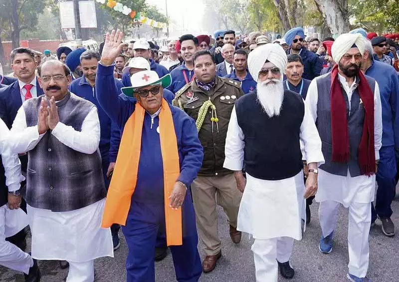 डेरा ब्यास प्रमुख गुरिंदर ढिल्लों, Sukhbir Badal पंजाब के राज्यपाल के पैदल मार्च में शामिल हुए डेरा ब्यास प्रमुख गुरिंदर ढिल्लों, Sukhbir Badal पंजाब के राज्यपाल के पैदल मार्च में शामिल हुए