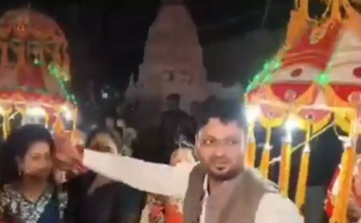 DJ में डांस कर रहे बारातियों को कैप्सूल वाहन ने रौंदा, मची चीखपुकार DJ में डांस कर रहे बारातियों को कैप्सूल वाहन ने रौंदा, मची चीखपुकार