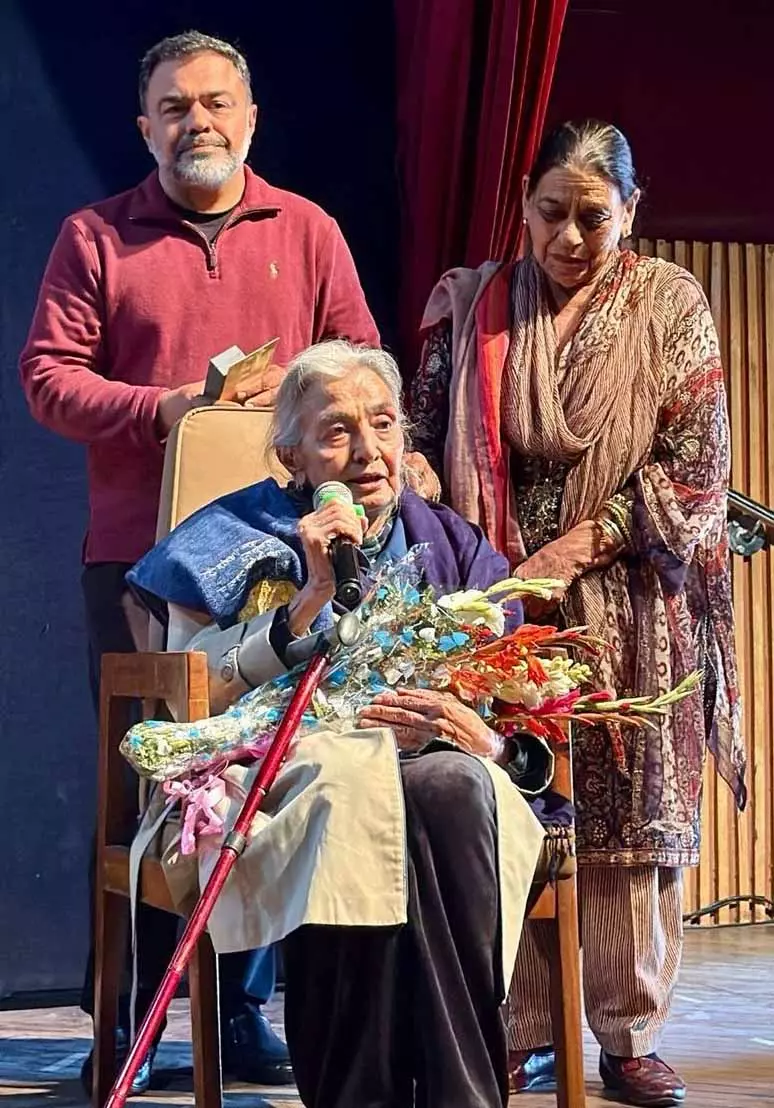 पंजाबी थिएटर की जानी-मानी कलाकार Neena Tiwana को इस फील्ड में लाइफटाइम योगदान के लिए सम्मानित किया पंजाबी थिएटर की जानी-मानी कलाकार Neena Tiwana को इस फील्ड में लाइफटाइम योगदान के लिए सम्मानित किया