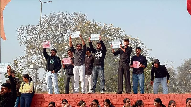 Haryana एग्रीकल्चरल यूनिवर्सिटी के इवेंट में स्टूडेंट्स ने किया प्रोटेस्ट Haryana एग्रीकल्चरल यूनिवर्सिटी के इवेंट में स्टूडेंट्स ने किया प्रोटेस्ट