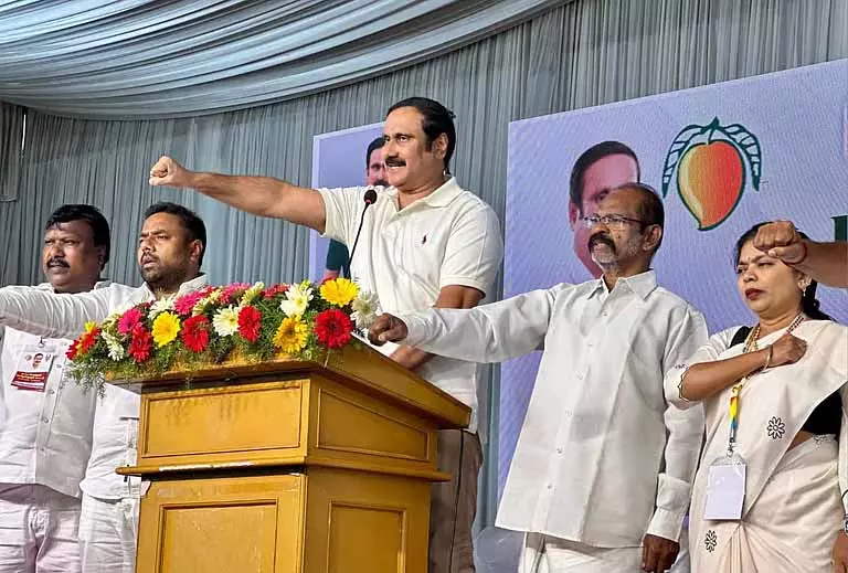 Anbumani ने कहा, आम के मुद्दे पर रामदास से झूठ बोल रही है पार्टी Anbumani ने कहा, आम के मुद्दे पर रामदास से झूठ बोल रही है पार्टी