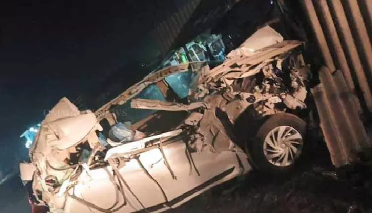Balasore में NH-16 पर कार के कंटेनर ट्रक से टकराने से 5 घायल, 2 की हालत गंभीर Balasore में NH-16 पर कार के कंटेनर ट्रक से टकराने से 5 घायल, 2 की हालत गंभीर