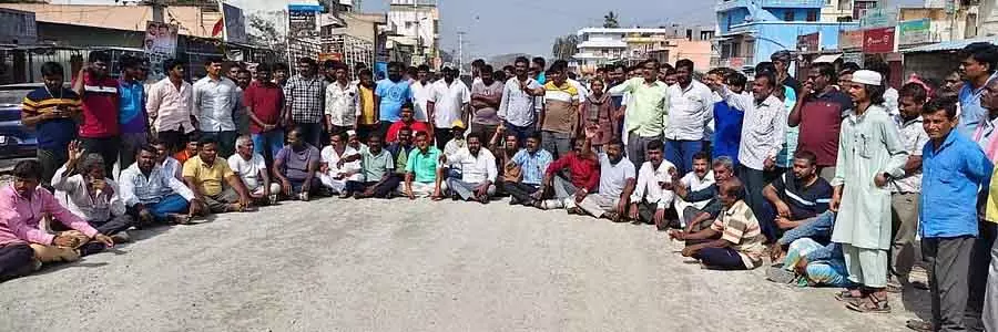 सड़क के काम में देरी: ग्रामीणों ने विरोध किया सड़क के काम में देरी: ग्रामीणों ने विरोध किया