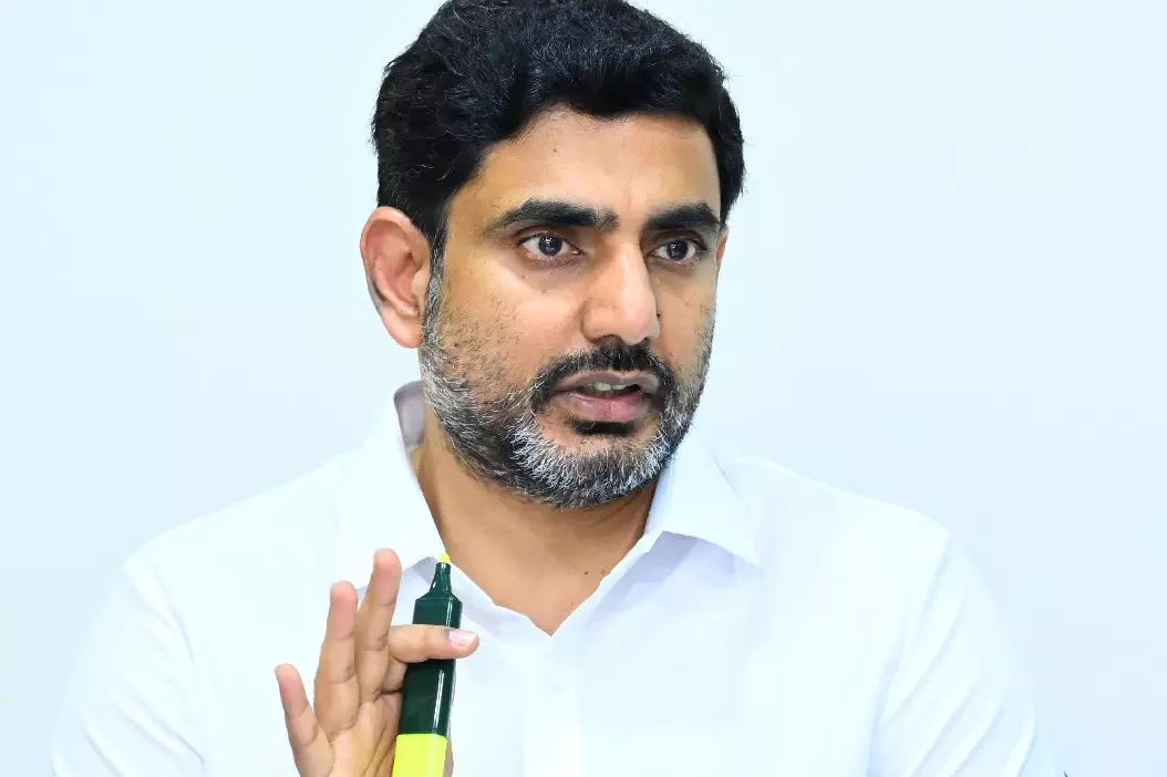 Nara Lokesh ने छात्रों को आश्वासन दिया, फीस बकाया चुका दिया गया Nara Lokesh ने छात्रों को आश्वासन दिया, फीस बकाया चुका दिया गया
