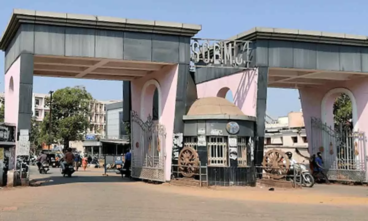 SCB बेड की घटना वायरल होने के बाद SCB ने सीनियर डॉक्टर और नर्सों को सस्पेंड कर दिया SCB बेड की घटना वायरल होने के बाद SCB ने सीनियर डॉक्टर और नर्सों को सस्पेंड कर दिया