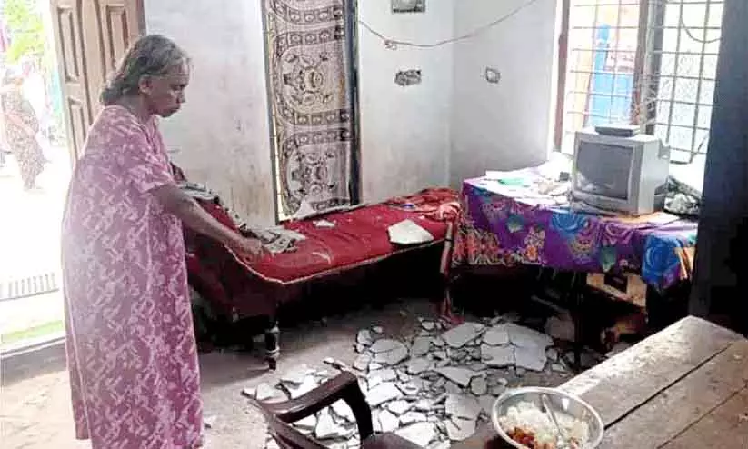 Kerala : छत से सीमेंट गिरने से हाउसवाइफ घायल Kerala : छत से सीमेंट गिरने से हाउसवाइफ घायल