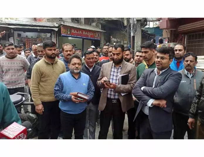 JMC कमिश्नर ने शहर के इलाकों में सफ़ाई का जायज़ा लिया, सख़्ती से लागू करने का आदेश दिया JMC कमिश्नर ने शहर के इलाकों में सफ़ाई का जायज़ा लिया, सख़्ती से लागू करने का आदेश दिया
