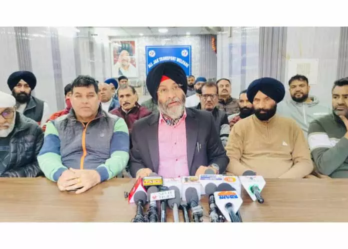 ट्रांसपोर्टरों ने Minister Satish Sharma पर दुर्व्यवहार का आरोप लगाया ट्रांसपोर्टरों ने Minister Satish Sharma पर दुर्व्यवहार का आरोप लगाया
