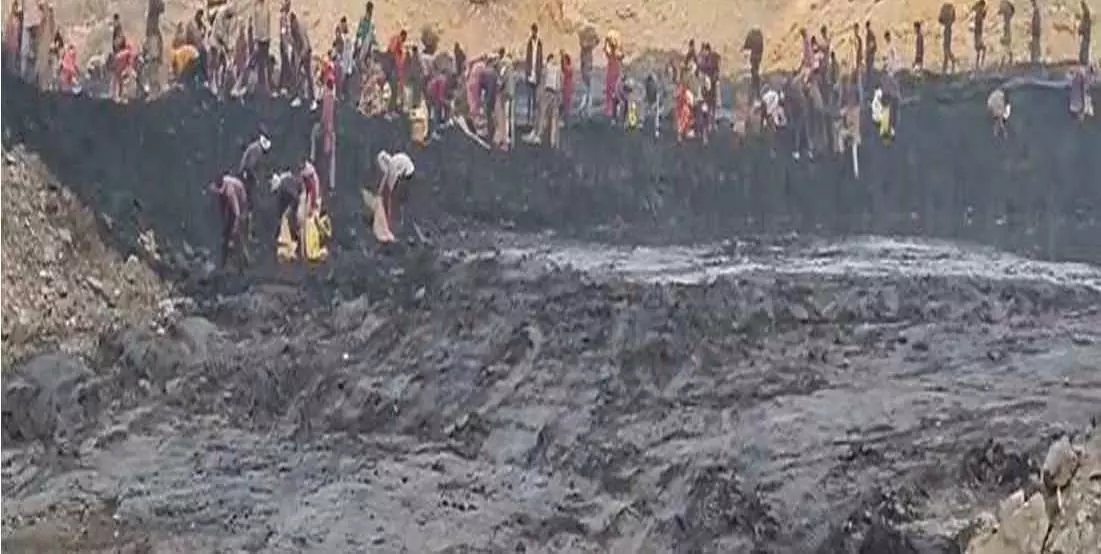 दिनदहाड़े कोयला चोरी, वायरल वीडियो से SECL में हड़कंप दिनदहाड़े कोयला चोरी, वायरल वीडियो से SECL में हड़कंप