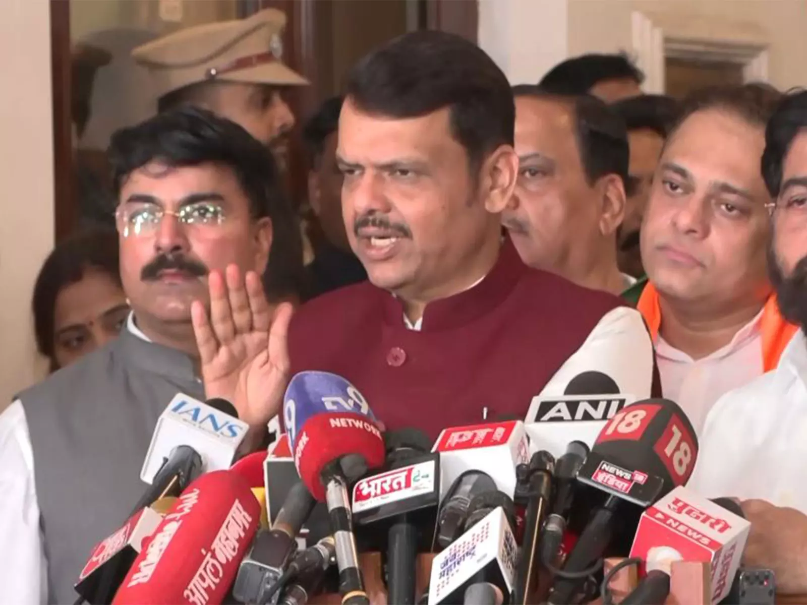 महाराष्ट्र CM ने अजीत दादा की मौत पर राजनीतिकरण से बचने की बात कही महाराष्ट्र CM ने अजीत दादा की मौत पर राजनीतिकरण से बचने की बात कही