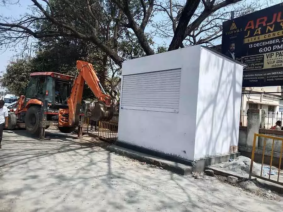 Chikkanayakanahalli : गैर-कानूनी तरीके से बने शेड को हटाया गया Chikkanayakanahalli : गैर-कानूनी तरीके से बने शेड को हटाया गया