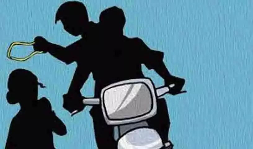 Hyderabad में चेन स्नैचिंग बढ़ी; अबिड्स में महिला से लूटपाट Hyderabad में चेन स्नैचिंग बढ़ी; अबिड्स में महिला से लूटपाट