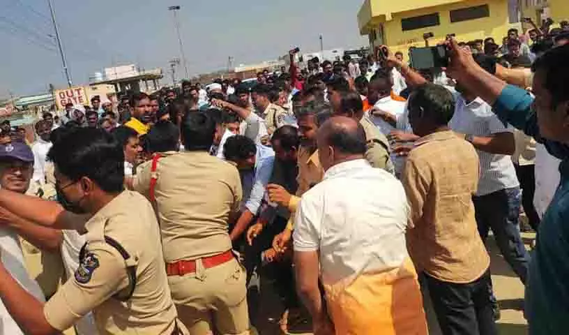 Ex-BRS MLA ने येलारेड्डी में सत्ताधारी पार्टी को पुलिस का समर्थन मिलने का आरोप लगाया Ex-BRS MLA ने येलारेड्डी में सत्ताधारी पार्टी को पुलिस का समर्थन मिलने का आरोप लगाया
