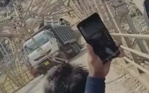 नदी पर बना पुल अचानक ढहा, मच गई चीख पुकार नदी पर बना पुल अचानक ढहा, मच गई चीख पुकार