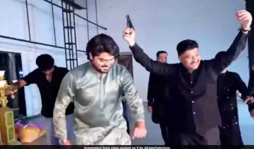 कांग्रेस MLA के सहयोगी ने कलबुर्गी में पिस्तौल के साथ डांस किया कांग्रेस MLA के सहयोगी ने कलबुर्गी में पिस्तौल के साथ डांस किया