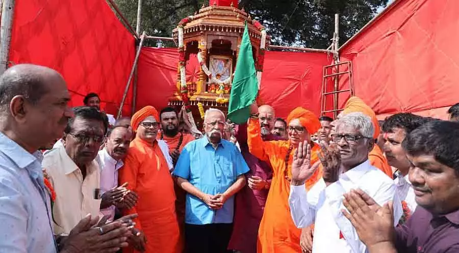 Chikkodi : रथ उत्सव का उद्घाटन आदरणीय द्वारा किया गया Chikkodi : रथ उत्सव का उद्घाटन आदरणीय द्वारा किया गया