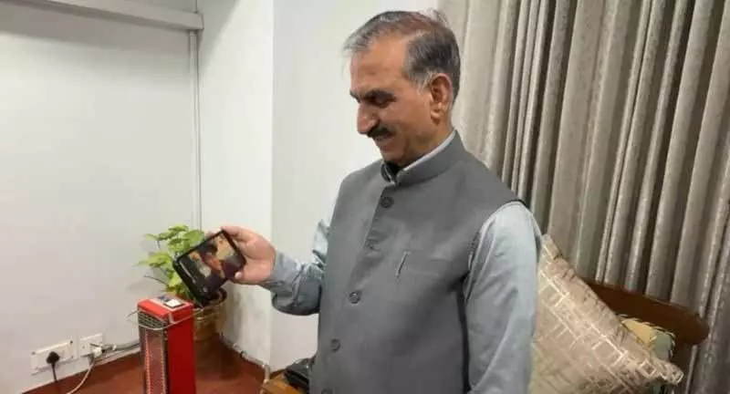 Himachal CM ने शैक्षणिक दौरे पर ‘राज्य के बच्चों’ से बातचीत की Himachal CM ने शैक्षणिक दौरे पर ‘राज्य के बच्चों’ से बातचीत की