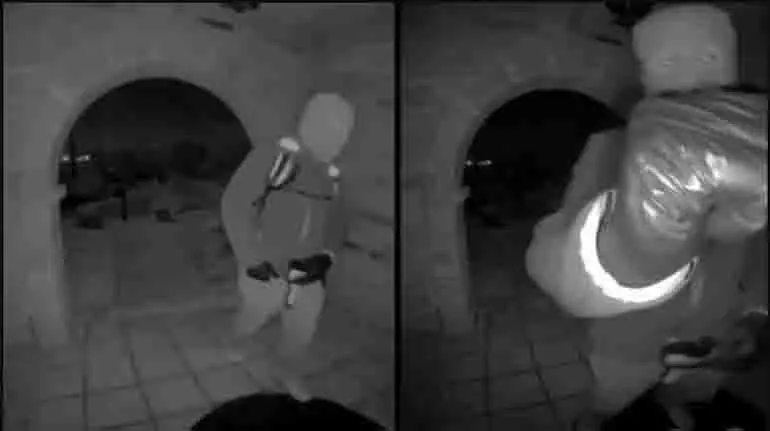 FBI ने नैन्सी गुथरी की तलाश जारी रखते हुए नकाबपोश संदिग्ध का फुटेज जारी किया FBI ने नैन्सी गुथरी की तलाश जारी रखते हुए नकाबपोश संदिग्ध का फुटेज जारी किया