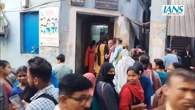 लक्ष्मीर भंडार योजना को लेकर नाराज़गी, भुगतान में देरी से महिलाओं की लंबी कतारें लक्ष्मीर भंडार योजना को लेकर नाराज़गी, भुगतान में देरी से महिलाओं की लंबी कतारें