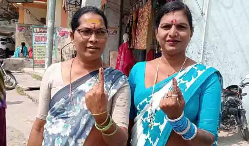 पेड्डापल्ली टाउन पोलिंग बूथ पर Transgenders ने वोट डाला पेड्डापल्ली टाउन पोलिंग बूथ पर Transgenders ने वोट डाला
