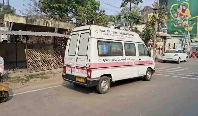 वारंगल में CKM Hospital की एम्बुलेंस 4 दिन तक सड़क पर फंसी रही वारंगल में CKM Hospital की एम्बुलेंस 4 दिन तक सड़क पर फंसी रही