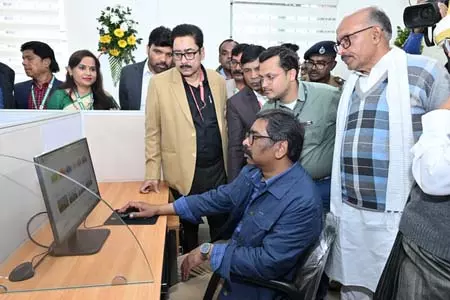 विधानसभा को पेपरलेस बनाने की हुई शुरुआत, सीएम हेमंत सोरेन ने परियोजना सेवा केंद्र का किया उद्घाटन विधानसभा को पेपरलेस बनाने की हुई शुरुआत, सीएम हेमंत सोरेन ने परियोजना सेवा केंद्र का किया उद्घाटन