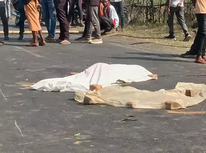 कोयला ट्रेलर की टक्कर से बाइक सवार युवक की मौत, दो घायल कोयला ट्रेलर की टक्कर से बाइक सवार युवक की मौत, दो घायल