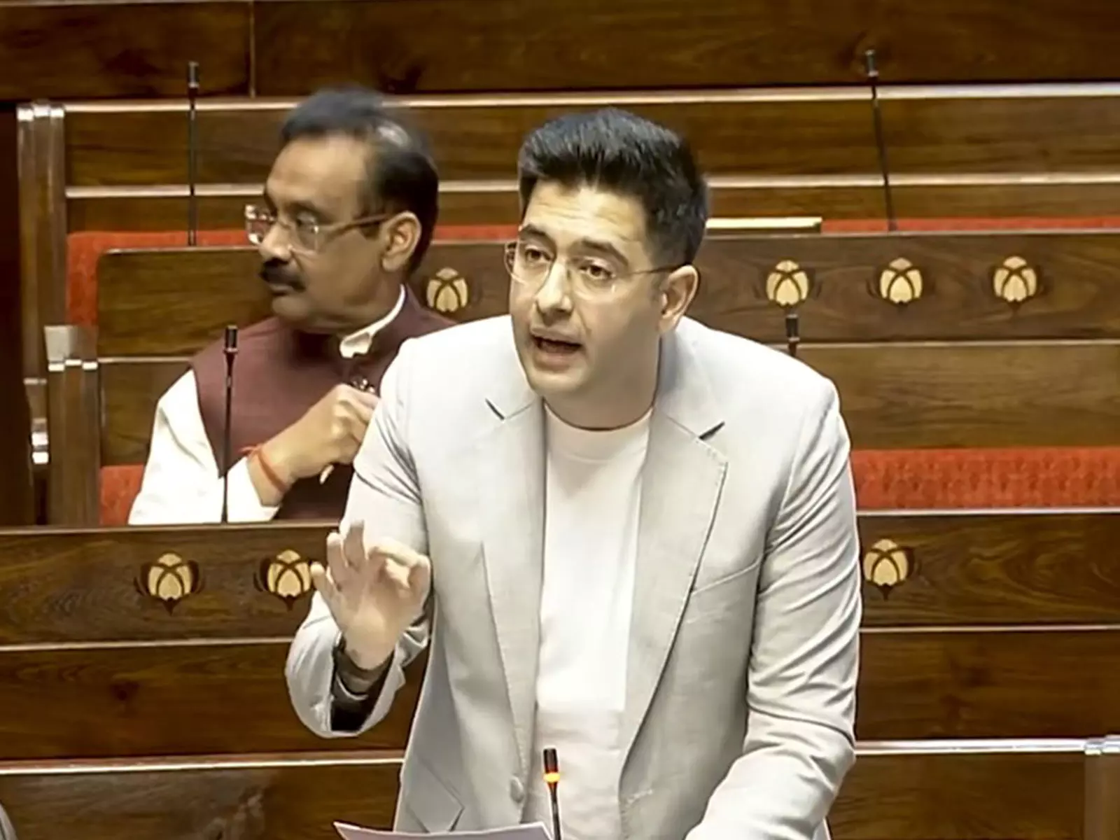 Raghav Chadha ने मतदाताओं को सांसदों और विधायकों को हटाने का अधिकार देने की वकालत की Raghav Chadha ने मतदाताओं को सांसदों और विधायकों को हटाने का अधिकार देने की वकालत की