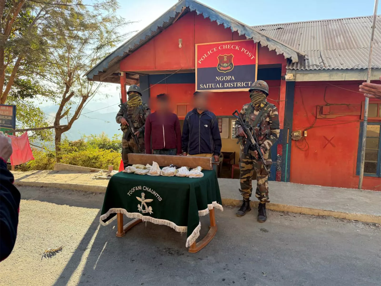 असम राइफल्स ने Mizoram के एनगोपा से 3.518 किलोग्राम मॉर्फिन जब्त की असम राइफल्स ने Mizoram के एनगोपा से 3.518 किलोग्राम मॉर्फिन जब्त की